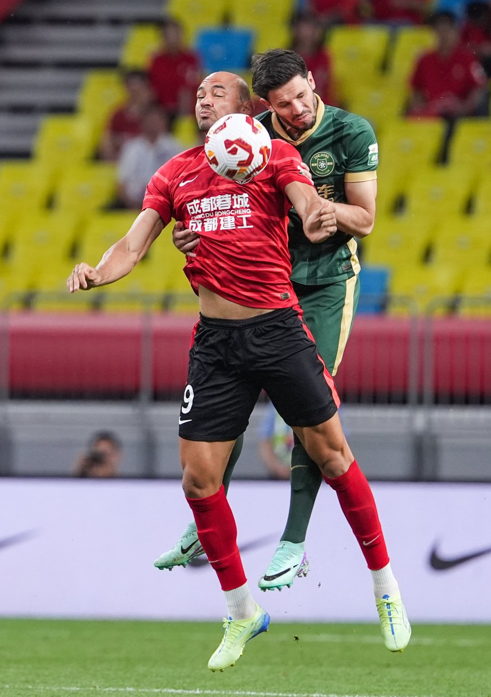 雪花飘飘北风萧萧，记者：世界杯抽签仪式场外下着大雪