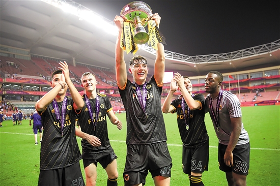 拓媒：杨瀚森面对艰难的对位但从未退缩，这对他算是一种胜利